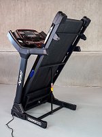Běžecký pás s elektrickým náklonem a s běžeckými aplikacemi GB5000BA